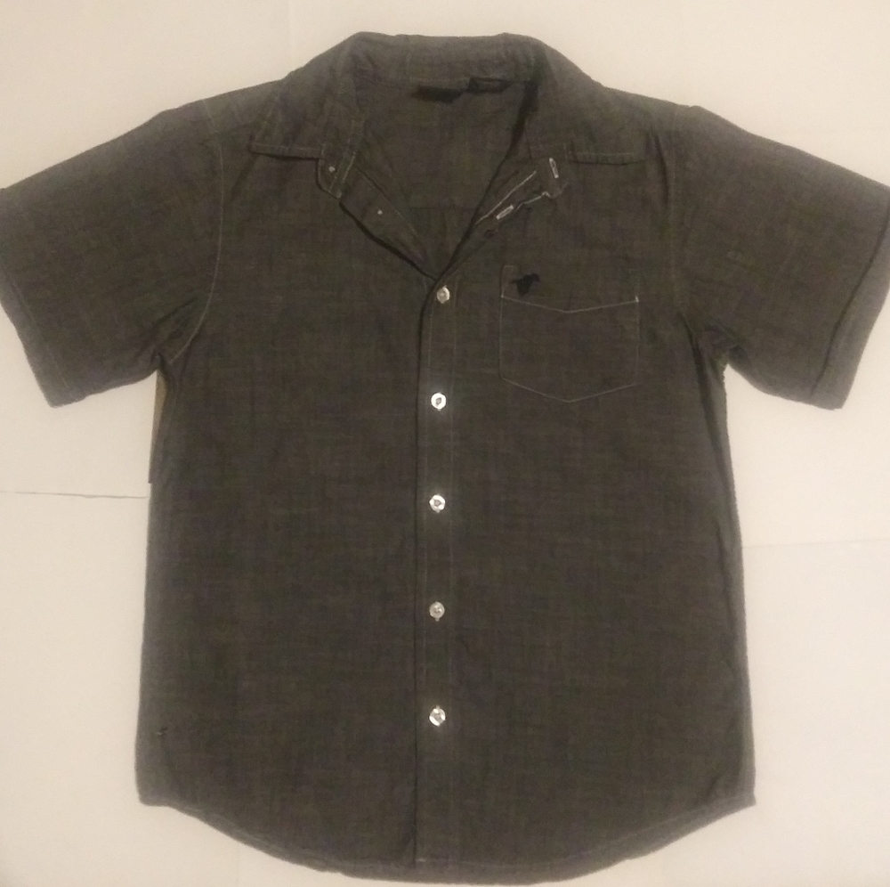 BOYS DARK GRAY WRANGLERS BUTTON UP SHIRT.
